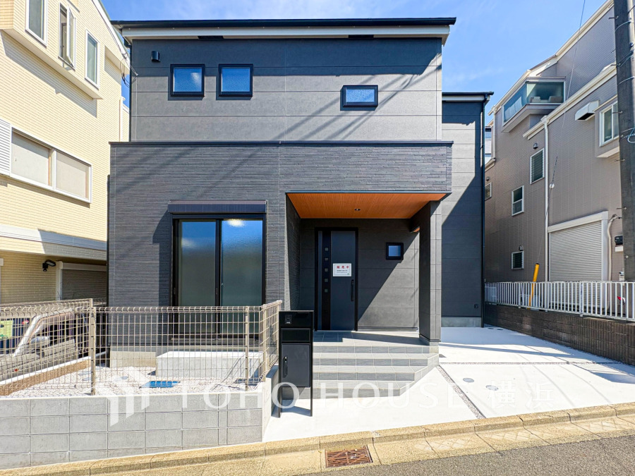 落ち着きある閑静な住宅街に誕生したこちらのお住まい。洗練された上品な佇まいが街に調和し、華やぎも加えます。街に新たな価値をもたらし続けることでしょう。
