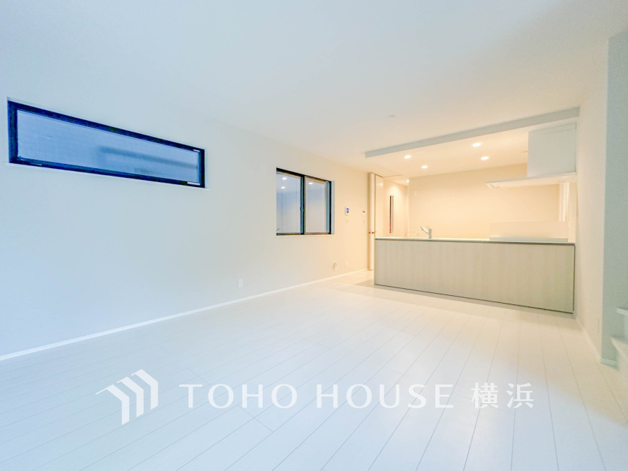 柔らかな色合いのフローリングと清潔感の溢れるクロスが明るい空間を創り出しているリビングダイニング。憩いの場に相応しく、ここで楽しむ家族の時間が絆をより深めてくれそうです。