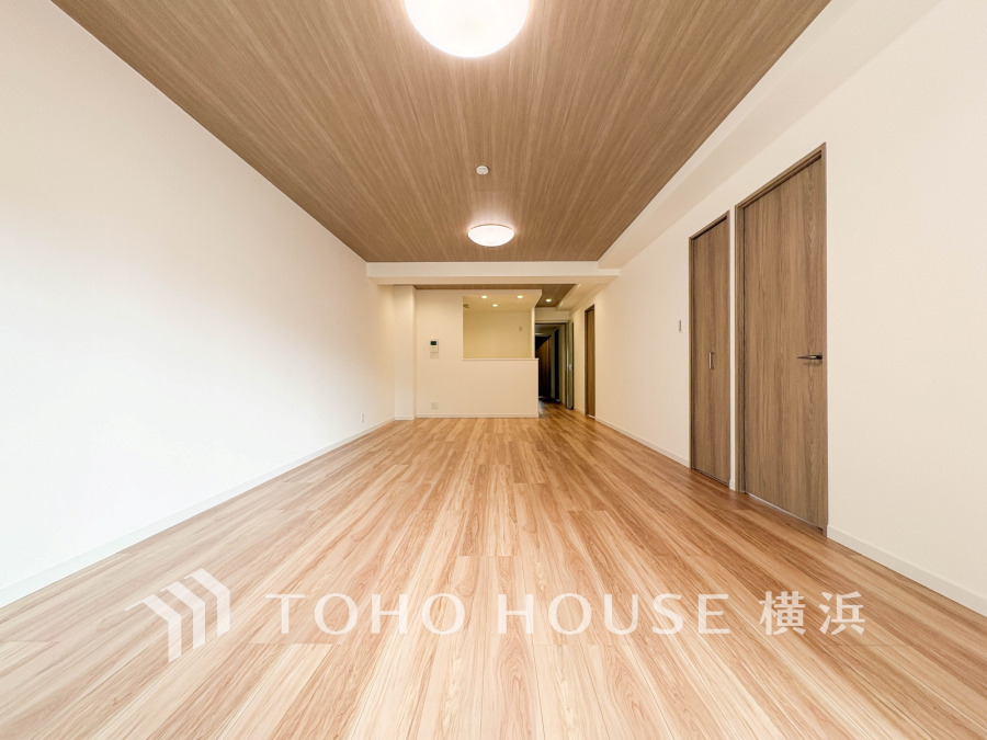 広々としたリビングダイニングは、シックでモダンな内装。落ち着いた雰囲気に包まれて、伸びやかな空間の中で、ゆったりと家族団らんのひとときを過ごせます。