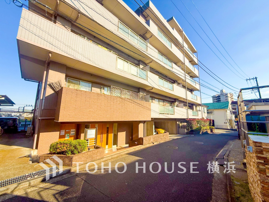 時代の流れに惑わされないシックなカラートーンで街並みに溶け込む外観は、主張し過ぎず、また平凡になり過ぎず絶妙なコントラストで輝きを放ちます。