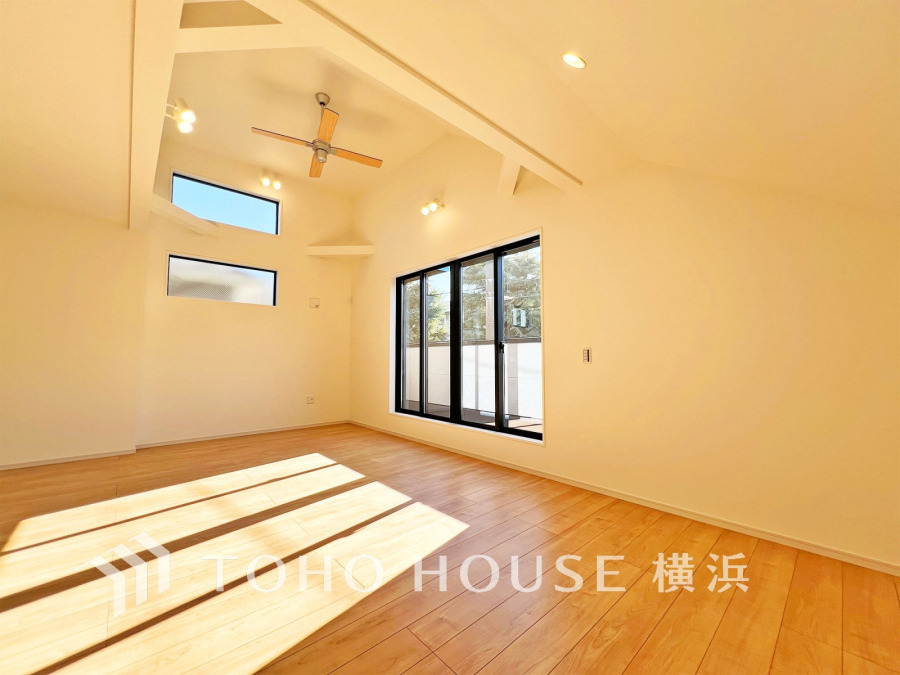 家族と過ごすひと時を溢れる光が優しく包み込むリビングダイニング。家族とともに、心穏やかに過ごすひととき。家族との時間、自分の時間を大切にできる空間がここにあります。