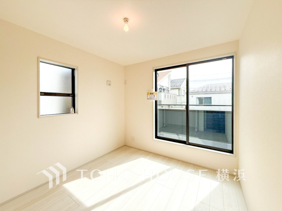 バルコニーに面した明るい洋室。穏やかな陽射しが、ゆったりとした寛ぎの時間を包みます。
