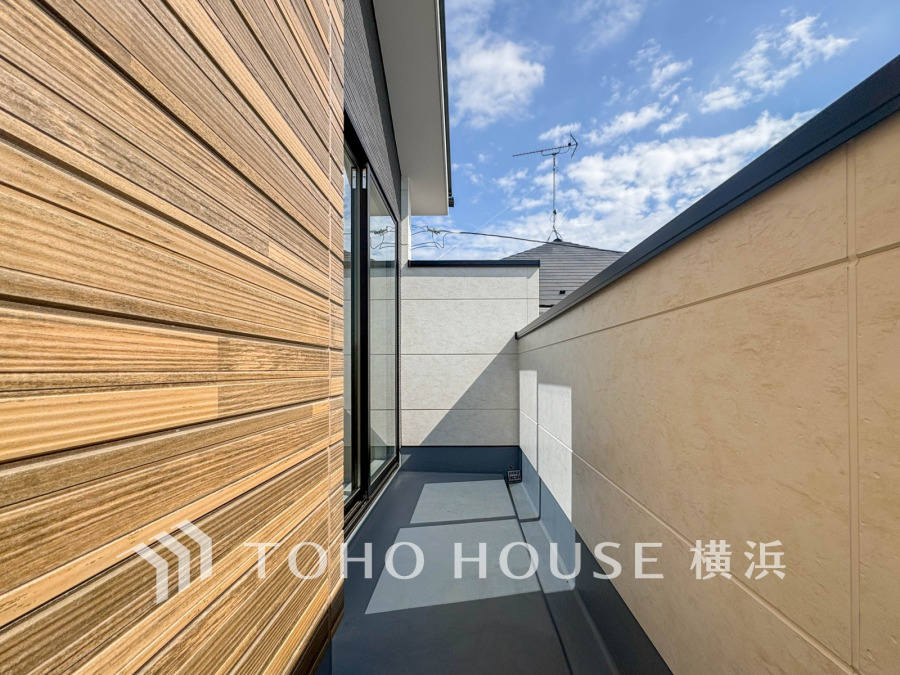 広いバルコニーは、暮らしの中での光と風を演出してくれています。見事なまでの開放的な空間をお楽しみください。