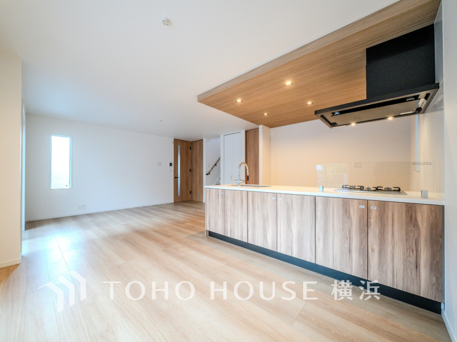 柔らかな光が広がり、デザインされた美しい内装が織り成す家族の集う場所。楽しい会話やさまざまな時が織りなすご家族の時間が丁寧に紡がれていく大切な空間。