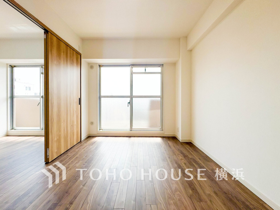 明るく開放的な空間が広がるLDK。室内には豊かな陽光が注ぎ込み、爽やかな住空間を演出。ホームパーティーでもゲストと一緒に料理を楽しみながら楽しい時間を過ごせそう。