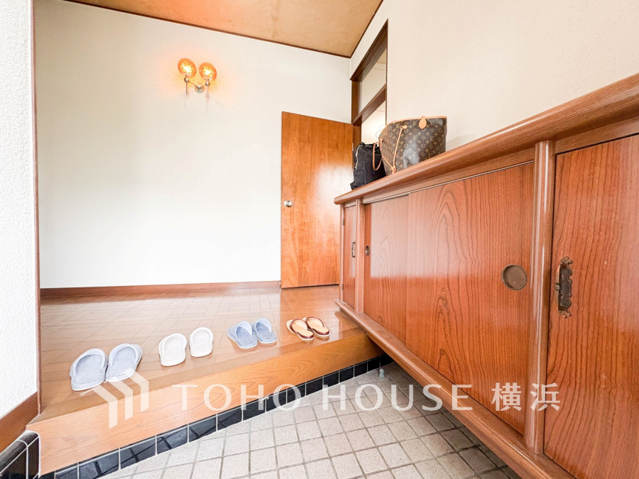 居住者の帰り、訪れる方を優しく迎え、やすらぎに満ちた生活空間を予感させる。健やかな暮らしを楽しめそう。