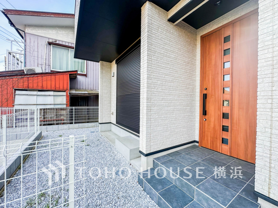 上質感漂う玄関へのアプローチ。居住者の帰り、訪れる方を優しく迎える・安らぎに満ちた生活空間を予感させる。健やかな暮らしを楽しめそう。