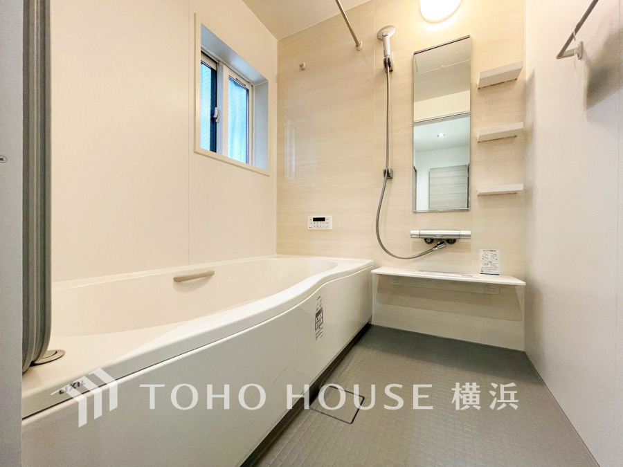 上質が感じられる質感とカラーリングで、清潔な空間美を実現。一日の疲れが癒される優雅なバスタイムを堪能できるゆとりあるバスルームです。