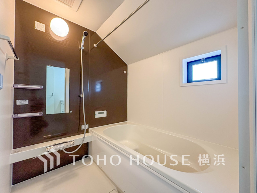 心地よいリラックスを叶える清潔感溢れる美しい空間。快適で機能的なバスルームです。
