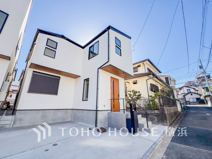 陽当たり良好な住宅街に佇む、白を基調としたモダンな新築一戸建て。駐車スペースも確保されています。