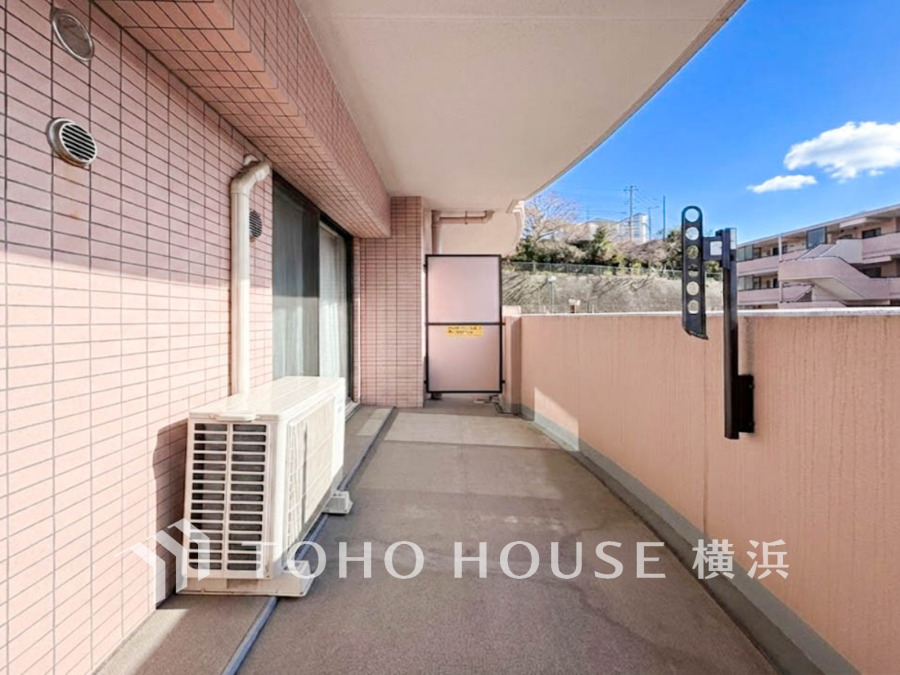 陽当たり良好な広々バルコニー。洗濯物干しやガーデニングも楽しめる快適な屋外スペースです。