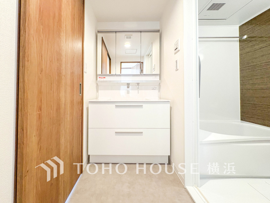 新規交換された洗面化粧台は美しく使いやすい機能が備えられています。