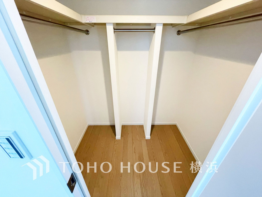 たっぷり収納できるウォークインクローゼット。衣類を整理しやすく、生活空間をすっきり保てます。