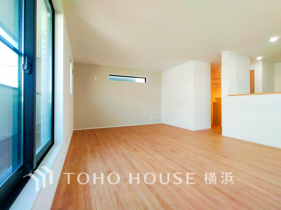 柔らかな光が広がり、デザインされた美しい内装が織り成す家族の集う場所。楽しい会話やさまざまな時が織りなすご家族の時間が丁寧に紡がれていく大切な空間