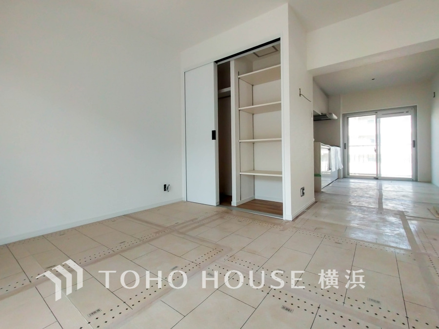 【2026年3月撮影】家族と過ごすひと時を溢れる光が優しく包み込むリビングダイニング。家族とともに、心穏やかに過ごすひととき。家族との時間、自分の時間を大切にできる空間がここにあります。