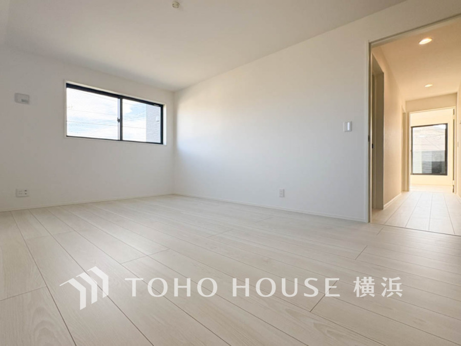 シンプルな内装と明るい空間で、自分らしい空間づくりを思い切り楽しめそうです。穏やかな陽射しが、ゆったりとした寛ぎの時間を包みます。