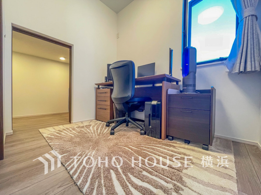 2.5帖の納戸は収納としてはもちろん、書斎としても利用できます。読書をしたりコレクションを並べたり趣味を楽しむスペースにしたり。多目的にご利用いただける便利な空間です。