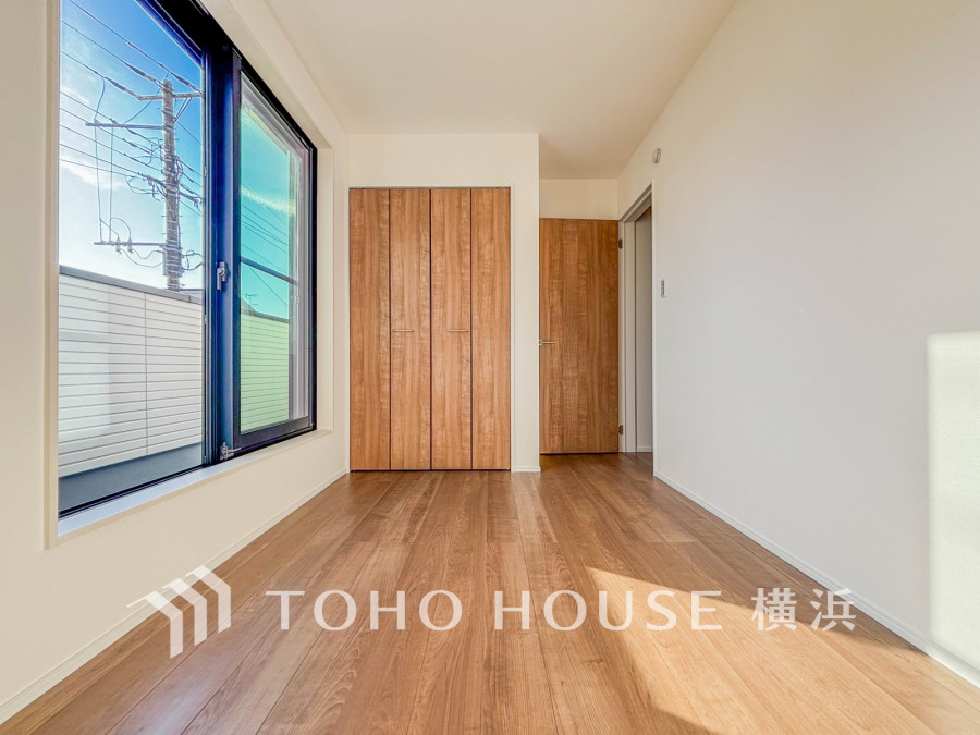 【2025年12月撮影】大きな窓からたっぷりと陽光が注がれる明るい空間。家族の成長に対応できる永住仕様の間取り。時を忘れて過ごす場所として過ごせるお部屋。