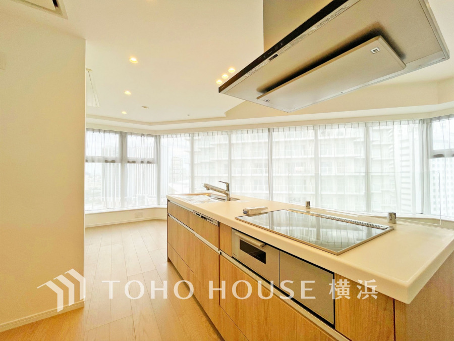 家族団欒の時間を楽しく彩るようなアイランドキッチンは、綺麗なだけでなく機能的で家事がしやすい仕様。キッチンを囲むようにご家族が集い、会話が弾む。