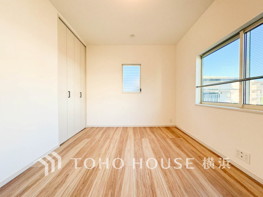 ひとりの時間をゆったり過ごしたり、静かな環境で趣味に打ち込んだり、自分時間を快適に過ごすプライベートルーム。大きな窓で彩られた空間は、心地よい風と伸びやかな眺めを愉しむ特等席に。