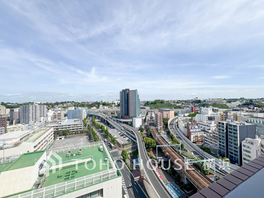 陽射しとともに、少しずつ装いを変える街の景観から、星空が地上に映りこむかのような夜景の煌きまで、この街ならではの美しい風景。