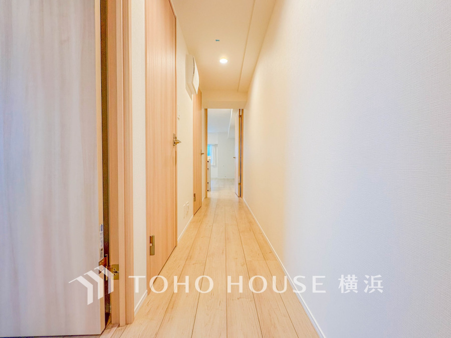 上質感漂う玄関と廊下。居住者の帰り、訪れる方を優しく迎える・安らぎに満ちた生活空間を予感させる。健やかな暮らしを楽しめそう。