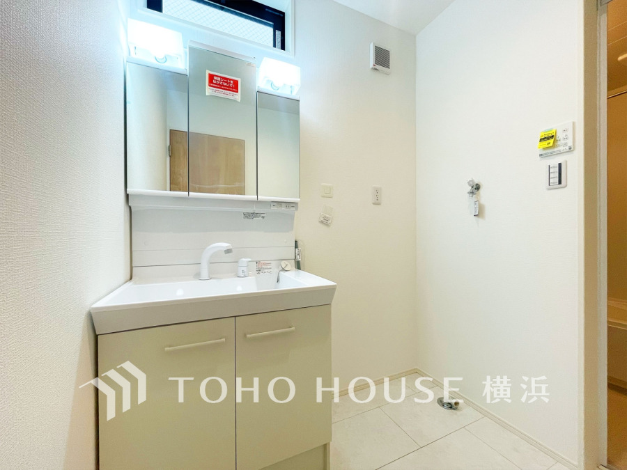 ゆったり落ち着いてお使い頂ける広さが魅力の洗面所。収納も充実しています。
