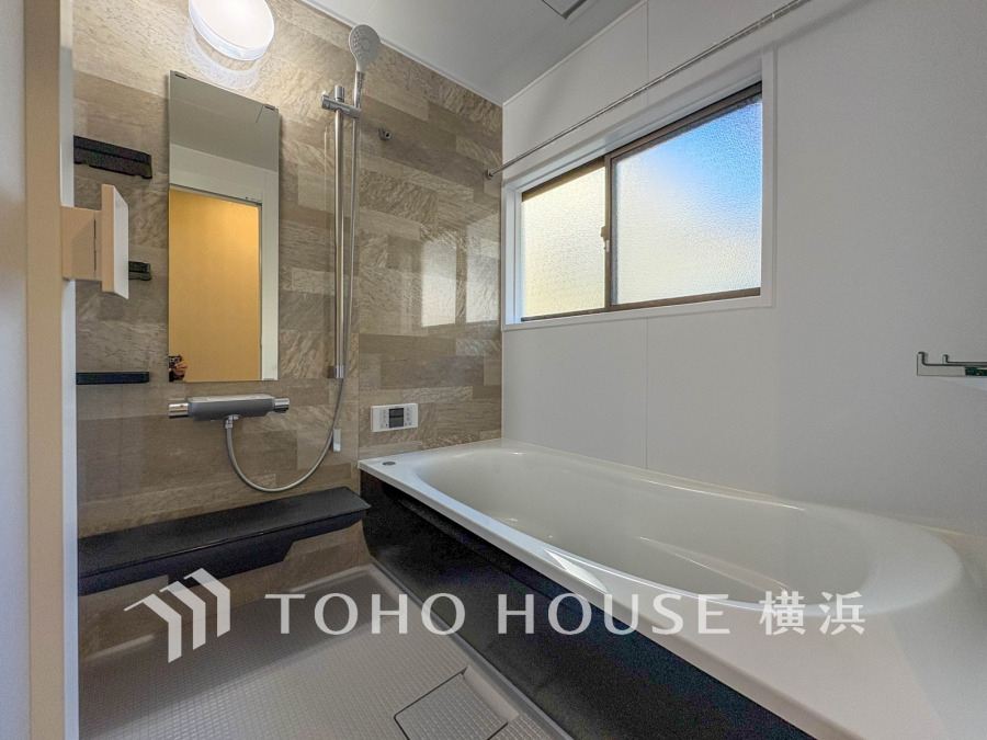 自然光が差し込む、落ち着いた色調の清潔感あるバスルームでゆったりと寛げます。