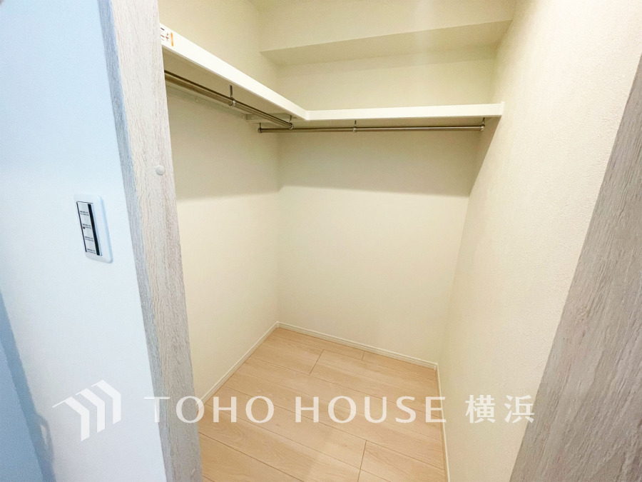 たっぷり収納できるウォークインクローゼット。衣類や小物をすっきり整理できる快適な収納空間です。