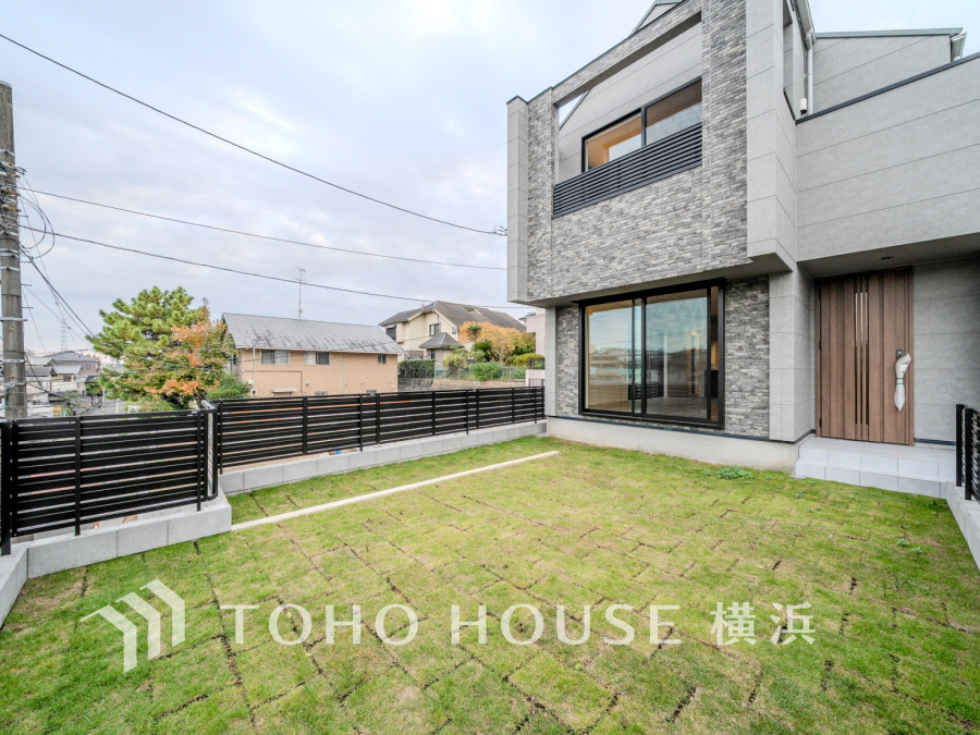 綺麗にデザインされたお洒落なお庭スペース。ガーデニングで色とりどりの草花で飾り、日々の生活の中に癒しをプラスするのもいいですね。広さもあるのでお子様が遊んだり、ペットと戯れたりと楽しい時間に。