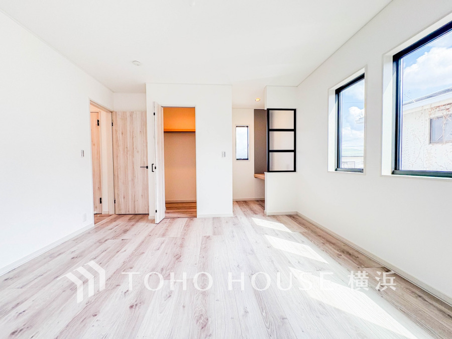 大きな窓からたっぷりと陽光が注がれる明るい空間。家族の成長に対応できる永住仕様の間取り。時を忘れて過ごす場所として過ごせるお部屋。