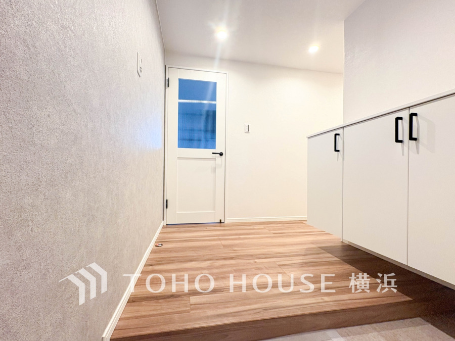 収納豊富な玄関スペース。落ち着いた色を基調としたゆとりある空間です。
