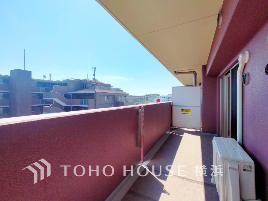 たっぷりの陽光が差し込むバルコニー。健やかな暮らしを守る太陽の恵みを存分に享受できます。爽やかな風と暖かな陽射しが紡ぐハーモニーが日々の暮らしのBGMになることでしょう。