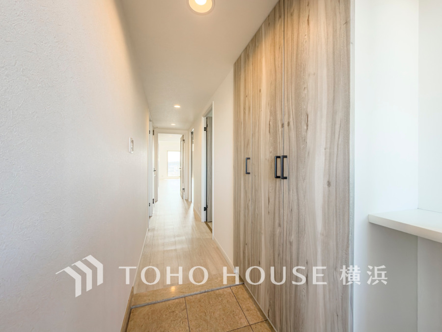 収納力豊富なシューズボックスを設置した玄関スペース。