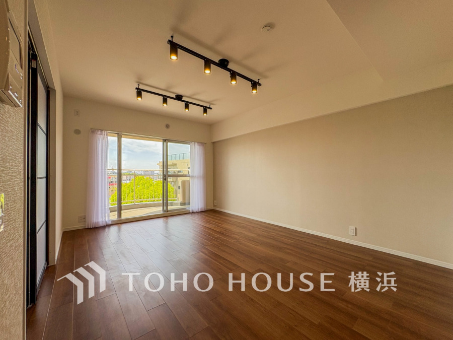 家族と過ごすひと時を溢れる光が優しく包み込むリビングダイニング。家族とともに、心穏やかに過ごすひととき。家族との時間、自分の時間を大切にできる空間がここにあります。