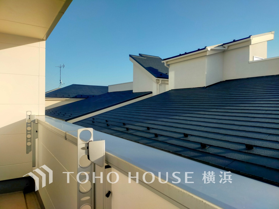 たっぷりの陽光が差し込むバルコニー。健やかな暮らしを守る太陽の恵みを存分に享受できます。爽やかな風と暖かな陽射しが紡ぐハーモニーが日々の暮らしのBGMになることでしょう。