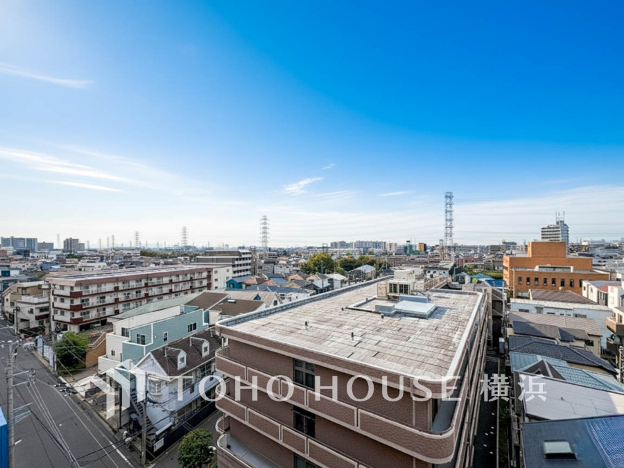 伸びやかな景色が広がる眺望に、心も体もパワーがみなぎる。忙しい日常を忘れ去り、ほっと一息つく時間。青い空がより青く・広く感じられる、そんな環境に包まれたお住まいです。