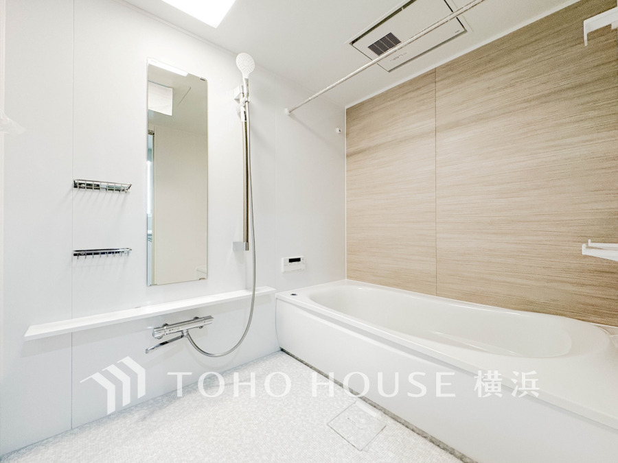 上質が感じられる質感とカラーリングで、清潔な空間美を実現。一日の疲れが癒される優雅なバスタイムを堪能できるゆとりあるバスルームです。