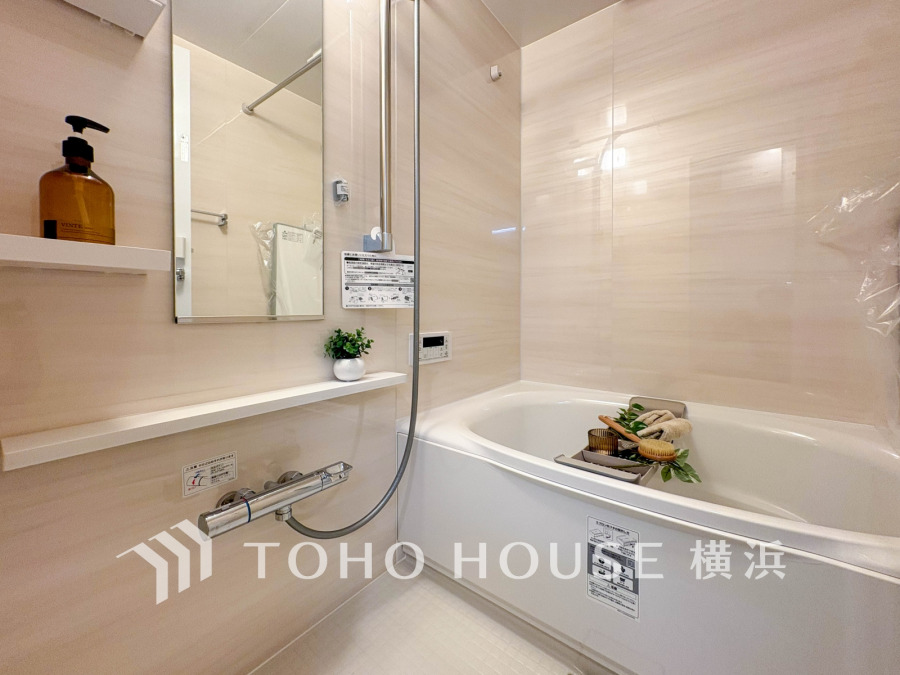 心地よいリラックスを叶える清潔感溢れる美しい空間。快適で機能的なバスルームです。
