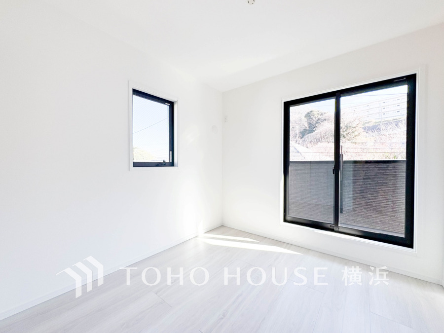 バルコニーに面した明るい洋室。穏やかな陽射しが、ゆったりとした寛ぎの時間を包みます。
