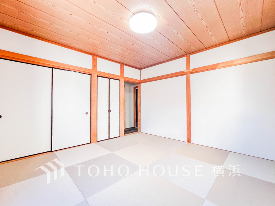 ゆとりと十分な収納力のある押入れを設置した8帖の和室。横になって寛げる温かみのある空間です。
