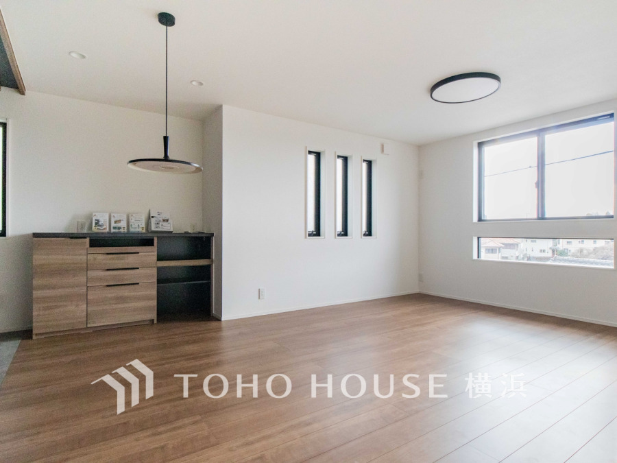 ここにはみんなが集い、食事と楽しい会話が始まる。話に夢中になりすぎて、ついつい時を忘れてしまう。そんな束の間の幸せを感じさせてくれる場所。