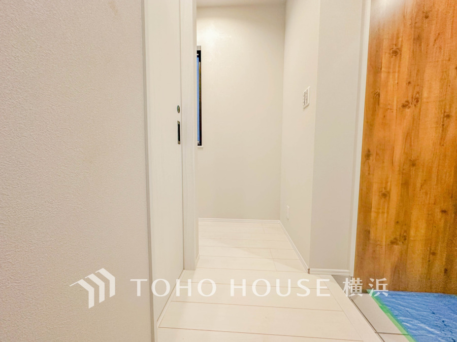 上質感漂う玄関と廊下。居住者の帰り、訪れる方を優しく迎える・安らぎに満ちた生活空間を予感させる。健やかな暮らしを楽しめそう。