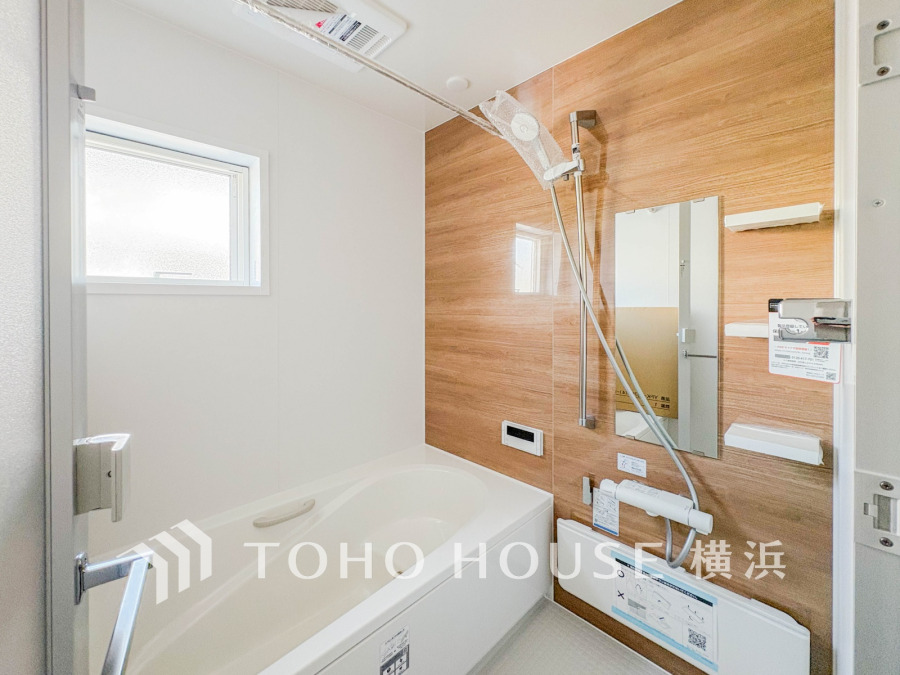 快適な使い心地とゆとりある空間が1日の疲れを解きほぐすバスルーム。空間も浴槽もゆったりのびのび使えるゆとり設計。広く感じるゆとり設計で快適なリラックスタイムを過ごせます。