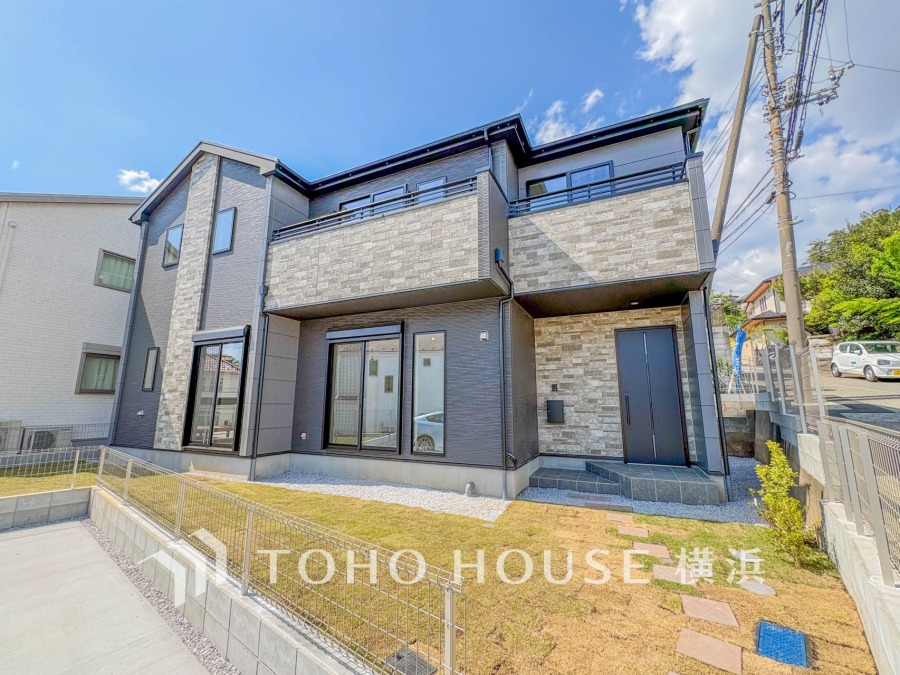 穏やかな風と陽光を導き、プライバシーに配慮された設計プランを採用し、居住性を一段と心地よいものにしています。周辺環境とのコラボレーションにより明るく開放的な空間を演出。