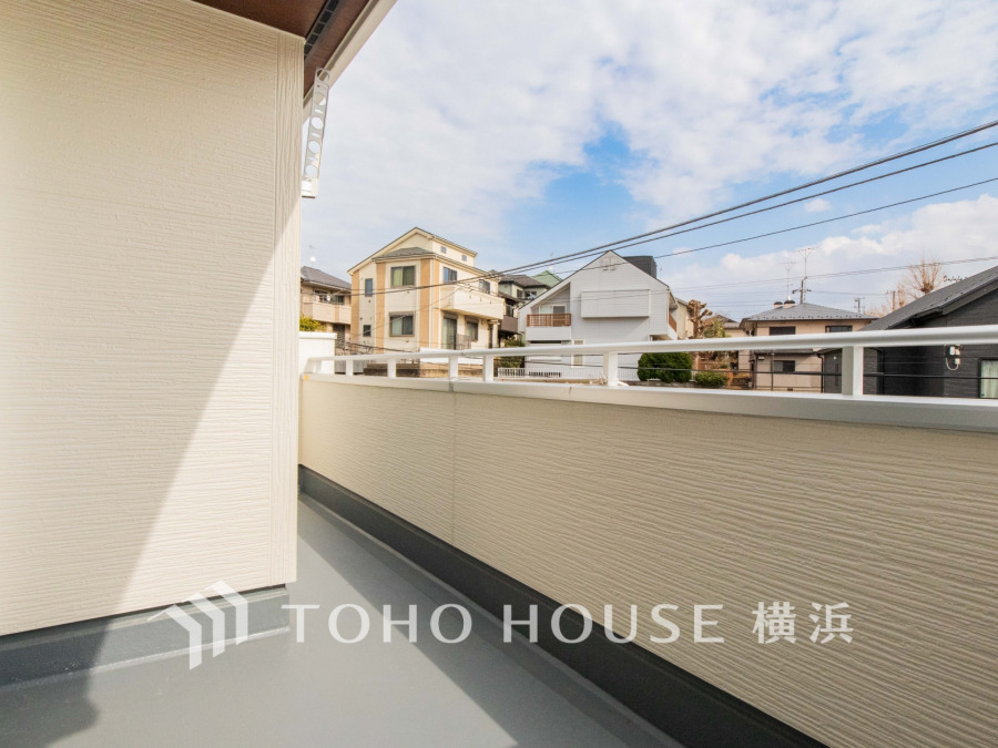 気持ちのいい空が見渡せる広いバルコニー。爽やかな風を感じて、心躍る素敵な暮らしがはじまります。