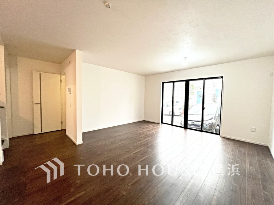 広々としたリビングは大きな窓から自然光が差し込み、明るく開放的な空間を演出します。