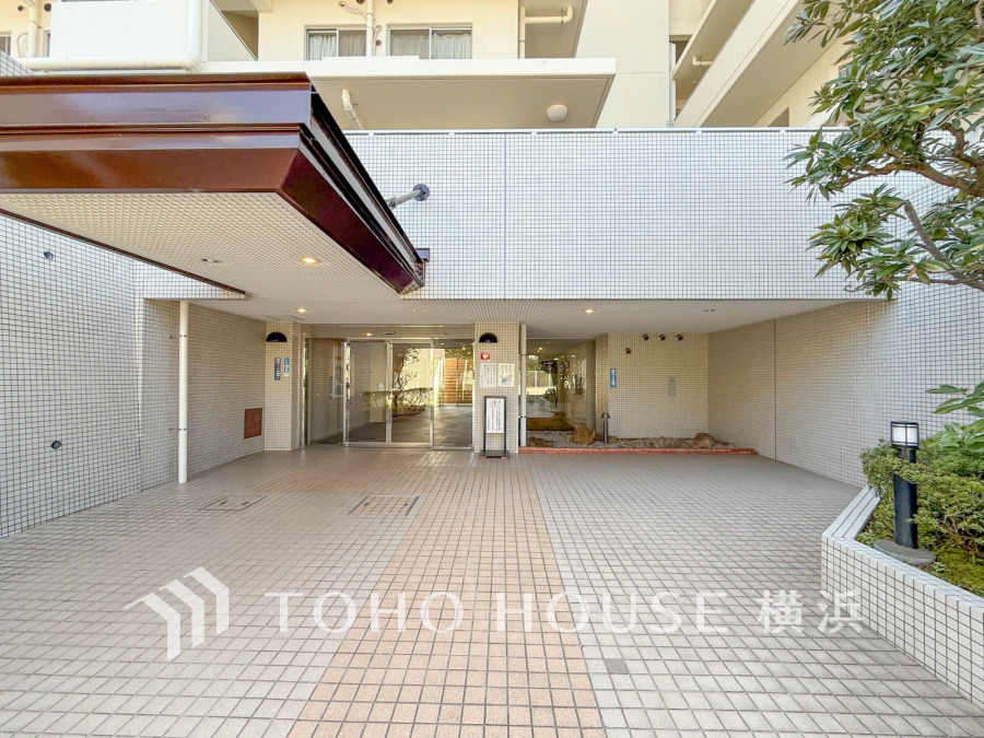 植栽の位置や開放的なエクステリアも含めて美しくトータルにデザインされています。時間のゆとりと空間、爽やかな陽光がもたらす光と風を贅沢なまでに感じる暮らしが始まります。