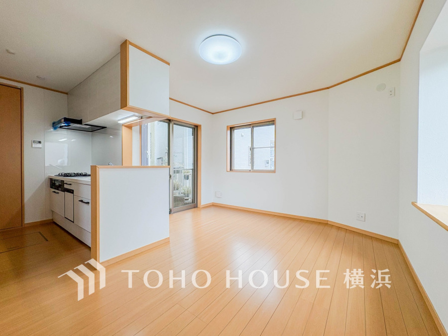 広々としたリビングダイニングは、シックでモダンな内装。落ち着いた雰囲気に包まれて、伸びやかな空間の中で、ゆったりと家族団らんのひとときを過ごせます。