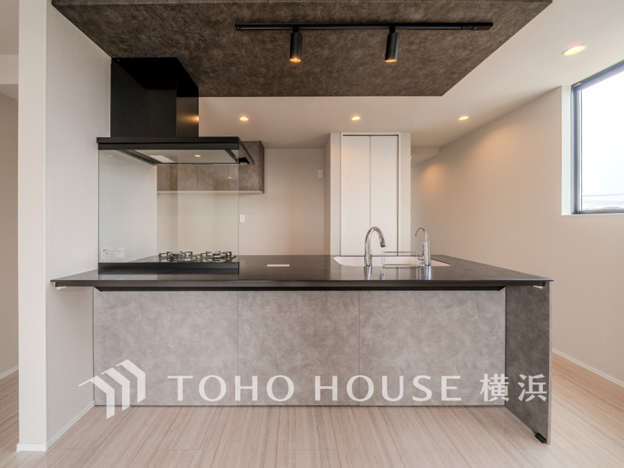 スタイリッシュなペニンシュラキッチンを採用。開放的なキッチンスペースでお料理をしながら会話も弾みます。
